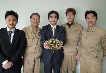 地元の金属加工会社「ナダヨシ」(植木次義社長、古賀市青柳)を訪問。技術力を駆使して再現した船原古墳遺物埋納坑の馬具「金銅製歩揺付飾金具」などを見せていただきました。