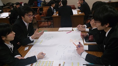 県内外の大学生たちと「ワールドカフェ」形式で話し合い。民主党福岡県連学生部「re:u's(リ・ユーズ)」と青年委員会の企画。