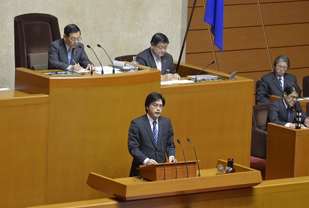 なお、知事は答弁の中で、市町村における保健師の配置状況について、「常勤換算」で3万6090人、3年前と比べて41.5%の増加との急激な伸びを示している実態を明らかにしました。私はこの点に関し、再登壇で「注意をしなければならないのは、3万6090人のうち9割を超えるほとんどが非常勤保健師という実態であり、これが『常勤換算』をされている。本県の非常勤保健師数の多さは全国トップクラスであり、これは裏返すと、常勤の適正な配置がなされているかどうか、これをしっかりと検証する必要性を示唆しているものとも言える」と指摘しました。