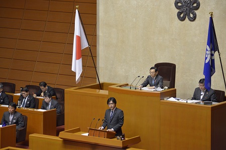 具体的には、私から2年前に開始した青年就農給付金が福岡県では制度開始の2012年度、就農に向けて研修する「準備型」に46人、就農間もない「経営開始型」に204人の計250人が給付を受け、全体の新規就農者数の押し上げにつながっていることを指摘。知事は、2013年度の給付の見込みが147人(2月末現在)となることを明らかにし、制度について「新規就農者の就農意欲の喚起に役立っており、『農業を始める決断ができた』との声が寄せられている。新規就農の促進に貢献している」と高く評価しました。