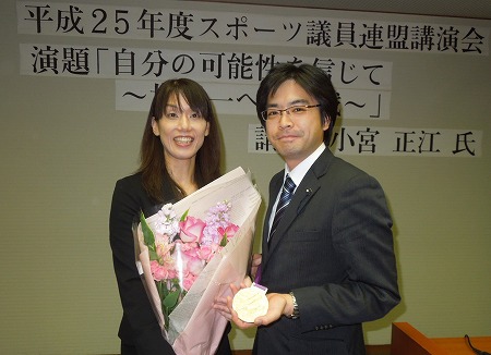 本会議後、幹事を務めるスポーツ議連の講演会。福岡県出身で2012年夏のロンドンパラリンピックの金メダリスト、小宮正江さんを講師に招く。