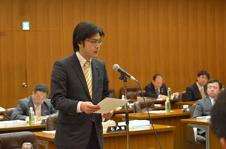 女性の活躍推進の観点から、男性の家事・育児参加促進と男性管理職の意識改革・企業風土の変革をテーマに質問・提案。ジュネーブの国際労働機関(ILO)における意見交換で得た国際標準や、昨秋に講演させていただいたNPO法人ファザーリング・ジャパンの政策提言、そして日々の生活実感を踏まえたもの。なお質問した日の夜は、妻が仕事のため、バタバタと子どものお迎え、風呂入れ、晩ご飯のフルコース。政策提案と実生活が結びつき、「言行一致」な一日でした。( 参照)