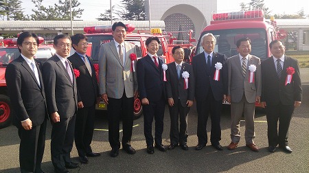 さらに、県内の古賀市を含む消防団などの消防車両を寄贈し、式典を開催。