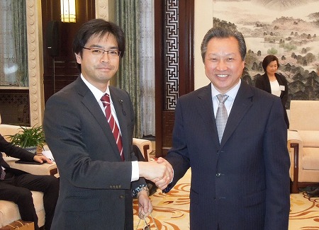 日中友好議連として、福岡県と江蘇省の民間交流を進める「福岡県日中友好桜の会」の皆さんとともに江蘇省を訪問。江蘇省人民代表大会を表敬し、趙鵬・常務委員会副主任ら幹部の皆さんと会談、友好のシンボル「福岡・江蘇友好桜花園(桜の園)」へも。