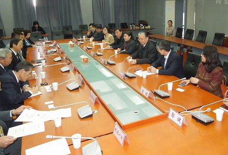 また、江蘇省の大気環境改善に向けた取り組みの現状を把握し、今年度の県の環境技術協力に生かすため、省都・南京市の環境観測センターを視察。