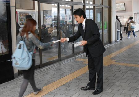 地元の古賀駅や千鳥駅、ししぶ駅に立ち、挨拶。県政報告を配布。