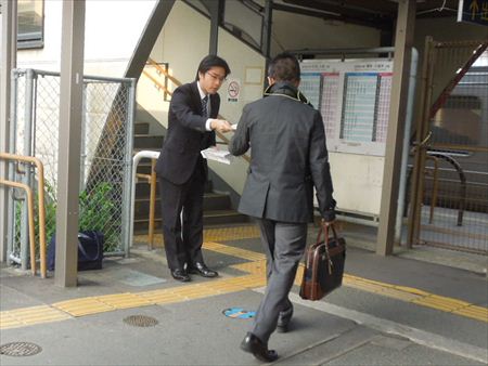 地元の古賀駅や千鳥駅、ししぶ駅に立ち、挨拶。県政報告を配布。