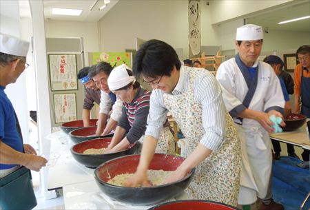 東日本大震災の復興を支援するため、地元・古賀市の有志の皆さんが取り組む「手打ちそば体験教室」に参加。