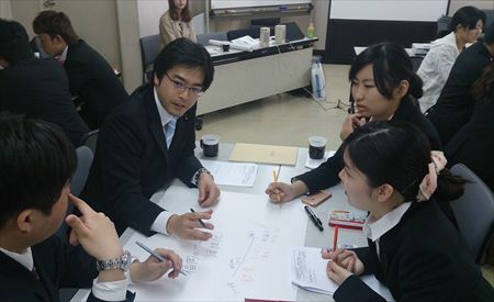 福岡県内の若手政治家の仲間や大学生たちと一緒に、ワールドカフェなどの話し合いを進める「ファシリテーター」の学習会を開催。