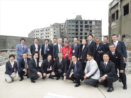 福岡県議会の文化議員連盟として、日本の近代化を支えた長崎県の海底炭鉱の島「端島(通称・軍艦島)」を視察。世界文化遺産の国内候補となった「明治日本の産業革命遺産 九州・山口と関連地域」の構成資産のひとつ。