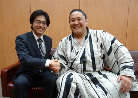 大相撲の朝赤龍関=モンゴル・ウランバートル出身=と交流。