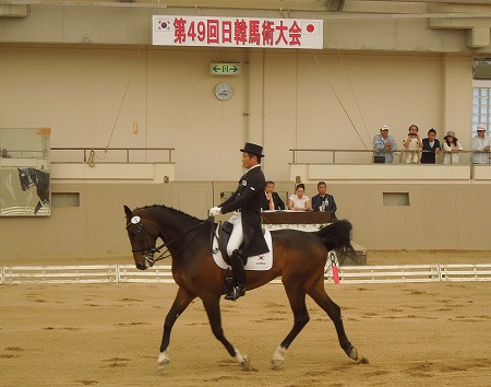 福岡県馬術競技場(古賀市筵内)で「第49回 日韓馬術大会」が開催。日本オリンピック委員会(JOC)の竹田恆和会長と福岡県馬術連盟の藏内勇夫会長を地元の県議として市長とともにお迎えし、観戦。船原古墳から出土した「金銅製歩揺付飾金具」などの説明も。