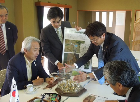 福岡県馬術競技場(古賀市筵内)で「第49回 日韓馬術大会」が開催。日本オリンピック委員会(JOC)の竹田恆和会長と福岡県馬術連盟の藏内勇夫会長を地元の県議として市長とともにお迎えし、観戦。船原古墳から出土した「金銅製歩揺付飾金具」などの説明も。