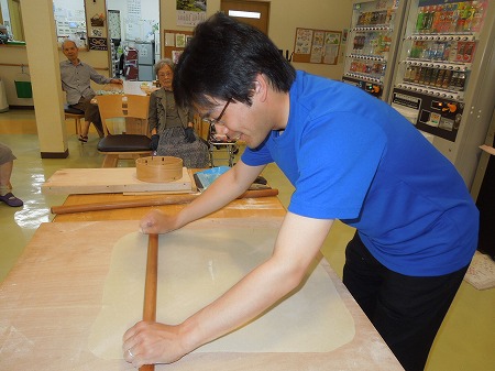 医療に特化した老人ホーム「美原園」(古賀市薦野)で、「玄海そば塾」の皆さんと一緒にそば打ちを実演。