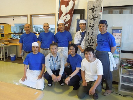 医療に特化した老人ホーム「美原園」(古賀市薦野)で、「玄海そば塾」の皆さんと一緒にそば打ちを実演。