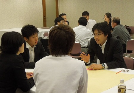 古賀東区の運動会で挨拶。「生涯学習 笑顔のつどい」にも参加。大学生や若手社会人の皆さんらとワールドカフェ形式でグループディスカッションも。