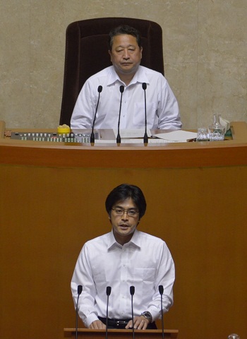 また、私から「代替病院が指定されなかったり、病床数が不足したりと、県民の命にかかわる医療体制が不安定な状態にあるため、感染症指定医療機関の指定を早急に進め、県内で必要とされる病床数を確実に満たす必要がある」と提起。知事は「指定を早急に進めてまいる」と述べ、決意を示しました。