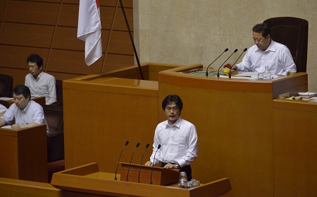 知事は答弁で「患者さんとご家族にとってボランティアによる支えは心強くありがたいもの」と取り組みの意義に触れ、約100名がボランティアとして活動している実態を説明。そのうえで、「患者や家族、医療機関の中には、ボランティアの存在が必ずしも認識されておらず、十分に活用されていない実態がある。ボランティアの存在や活動内容などについて周知を図る」との考えを表明しました。また、私から市町村が地元の医療機関などと連携しながら在宅ホスピスボランティアの育成を推進できるよう、県として後押ししていく必要性を指摘。知事は「地域包括ケアシステムを構築するうえで、市町村の役割が大きくなっていく。県としては、市町村がボランティアの育成に取り組む際には、県が培ってきたノウハウを活かし、支援したい」と述べました。