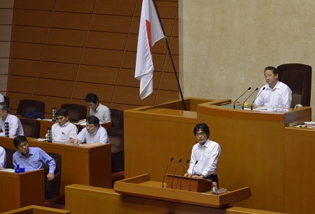 そこで、私から提起。県は2013年から5カ年の保健医療計画の中で、概ね人口50万人当たり1カ所を目安に、現在8カ所の救命救急センターを10カ所程度に増やしていく方針を示していますが、福岡東医療センターが指定される現状や将来人口の推計なども踏まえ、今後、どのように整備を進めていく方針なのか、質しました。知事は「現時点で、本県の救急医療体制は確保されている。今後、人口の増減、高齢化の進展、疾病構造の変化、医療機関などの状況を見ながら、救命救急センターの整備を行っていく」との考えを示しました。
