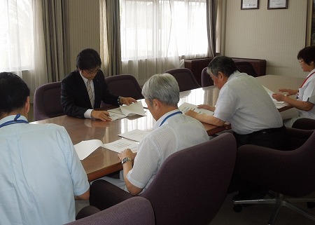 国立病院機構・福岡東医療センターを単独視察。救命救急センター、感染症病棟の整備、地域医療体制の構築について上野道雄院長らから説明を受ける。(に詳報)