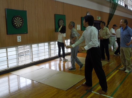 古賀市体育協会の軽スポーツ大会(ダーツ)で「始球式」。