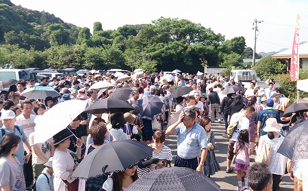 「朝どり こが スイーツコーン祭」。午前4時から若手農家の皆さんと一緒に収穫し、イベントを開催。