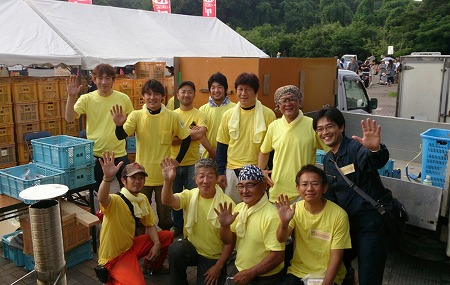 「朝どり こが スイーツコーン祭」。午前4時から若手農家の皆さんと一緒に収穫し、イベントを開催。