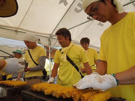 「朝どり こが スイーツコーン祭」。午前4時から若手農家の皆さんと一緒に収穫し、イベントを開催。
