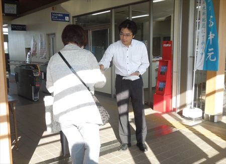 地元のJR古賀駅、千鳥駅、ししぶ駅に立ち、挨拶。を配布しました。