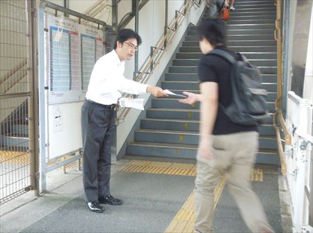 地元のJR古賀駅、千鳥駅、ししぶ駅に立ち、挨拶。を配布しました。