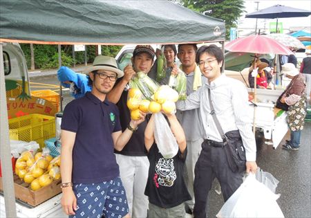 「農家直売!軽トラ市」に家族で参加。