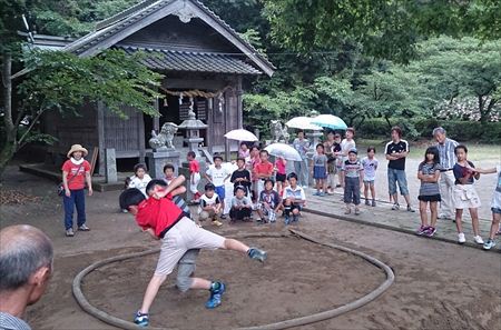 白鬚神社の奉納子ども相撲を見学。開会式でエールも。