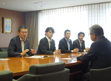 民主党青年委員会の全国大会・研修会を札幌市内で開催。統一選に向けたガンバロー三唱や大通公園前での街頭演説も。