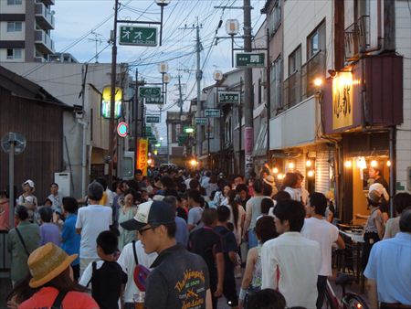 家族で駅前商店街で開かれた「土曜夜市」へ。