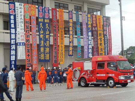 糟屋地区消防操法大会へ。古賀市から自動車ポンプの部に第7分団(花見)、小型ポンプの部に第9分団(青柳)が出場し、素晴らしい操法を披露。