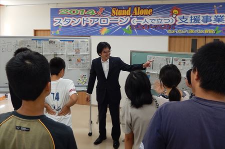 地元の中学生たちに政治家と新聞記者の仕事について講演。子どもたちに「夢」を持ってもらうため、古賀市が取り組む「スタンドアローン支援事業」の一環。
