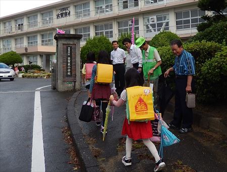夏休み明けの登校初日、古賀市教委が市内8小学校で一斉にあいさつ運動を展開。私は古賀東小の正門で。
