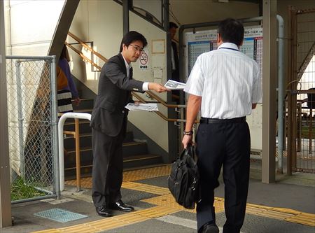朝、地元の古賀駅、千鳥駅、ししぶ駅に立ち、挨拶。