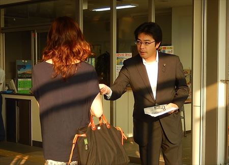 朝、地元の古賀駅、千鳥駅、ししぶ駅に立ち、挨拶。