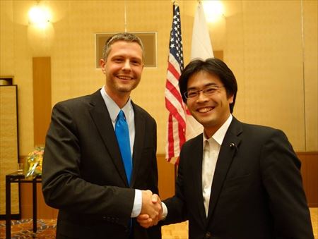 福岡県日米友好議員連盟の一員として、日米親善・秋のつどいに出席し、在福岡米国領事館のユーリー・R・フェッジキフ首席領事とも懇親。