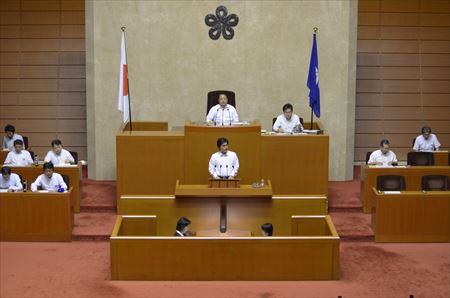 今回も地元・古賀市の皆さんから対話集会などでいただいた「声」を踏まえ、質問を構成しました。要旨は①地域防災力の強化について(1、防災拠点となる公共施設等の耐震化 2、指定緊急避難場所の指定)②主権者教育の推進について。知事、教育長、選挙管理委員長は答弁で、私の提起に対していずれも前向きな姿勢を示してくださいました。
