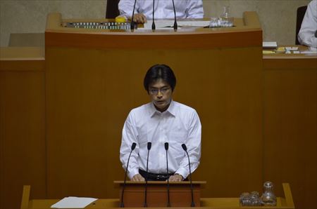さらに、私から「緊急避難場所の指定後、住民の皆さんに周知することが極めて重要。防災マップの配布といった従来型の対応のみでは周知が行き届かないことが強く懸念されるため、災害の種類に応じた住民に分かりやすい避難標識の設置なども必要ではないか」と提起。知事も「市町村に対しては避難標識の図記号を紹介している。このような取り組みを進め、今後、災害の種類にそくした緊急避難場所の図記号について国が検討しているので、その検討状況、また他の自治体の取り組み事例も情報提供し、緊急避難場所の周知徹底の仕方を工夫していきたい」と応じました。