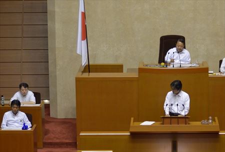 知事は「市町村ごとに見ると、耐震率100%が6団体。その一方、耐震率50%以下が4団体あるなど耐震化が進んでいない市町村も見受けられる」と調査結果を説明。「県としては、耐震性が確保されていない施設については、まず、避難場所として利用しない、やむを得ず避難場所として利用する場合には、地震、土砂災害以外の災害時に限定してこれを利用するといった見直しを行うよう市町村に要請をしている」とし、「今後とも、このような対策を進め、市町村における防災拠点の充実強化を促進していく」と表明しました。