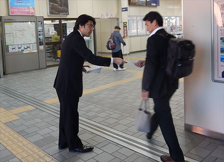 朝、地元の古賀駅に立ち、挨拶。