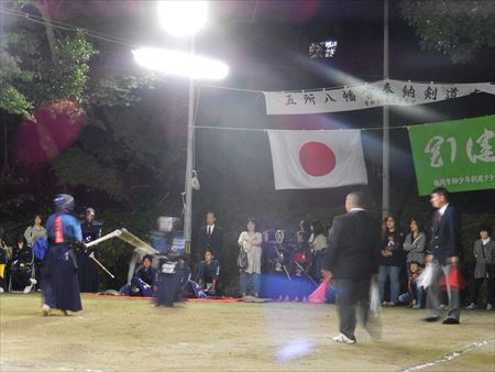 古賀特別支援学校の運動会へ。舞の里4区の秋祭りでは、地域のお父さん仲間で結成した「パパトモズ」の皆さんと一緒に。さらに青柳・五所八幡宮の放生会へ。奉納剣道大会で挨拶。