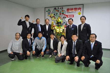 福岡県のこれからの農業と地域振興を考えるため、所属会派として古賀市を視察。若手農業者の皆さんを中心とした「スイーツコーン」の特産品化とニューヒーローを生み出した取り組みや、地元農産物を使った新たな特産品開発を競う「K-1(古賀の一品)グランプリ」の事業概要、デコポン農家の現状と課題などを学びました。