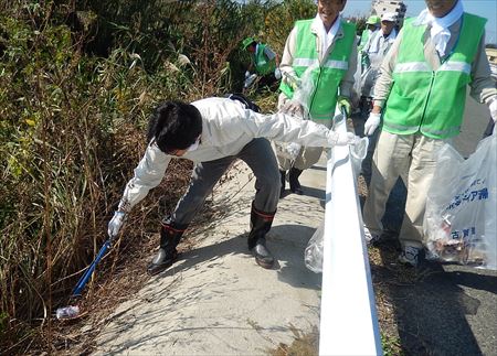 地元を流れる大根川の一斉清掃に参加。エコロの森・古賀清掃工場再生・展示棟(古賀市筵内)で開かれたイベント「ファン・ファンエコロ!秋まつり~」へも。