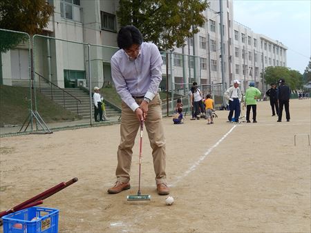 地元の古賀市体育協会(小山利幸会長)が創立40周年を迎え、記念事業としてのイベント「市民健康スポーツの日」に参加。古賀竟成館高校や市民体育館など市内の各施設で開催されたいろいろなスポーツを体験。