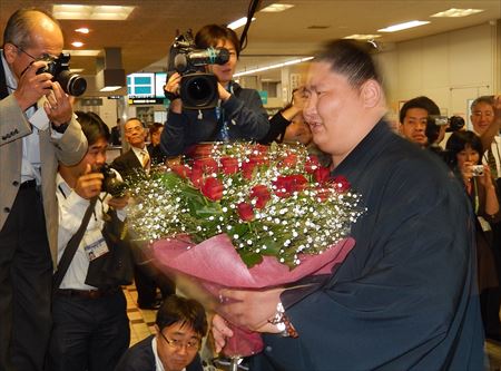 大相撲で関脇にスピード昇進し、全国から注目が集まる逸ノ城(モンゴル出身)が地元の古賀市役所を表敬訪問。