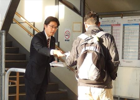 地元のJR古賀駅、千鳥駅、ししぶ駅に立ち、挨拶。県政報告を配布しました。